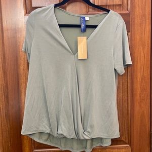 Francesca’s Green Short sleeve tee size L
